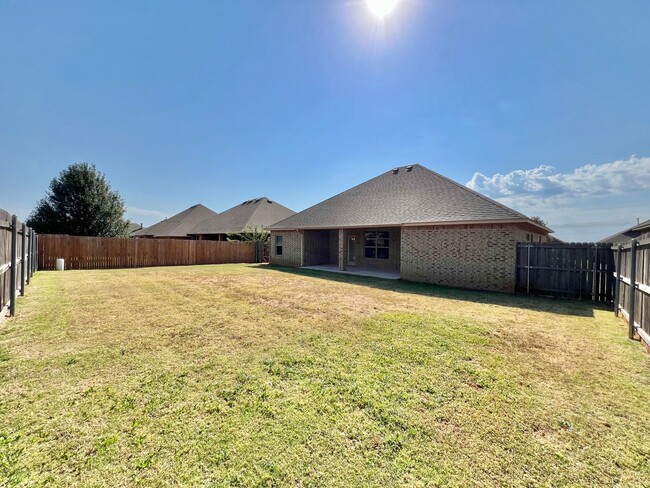 Building Photo - Spacious Home in Yukon