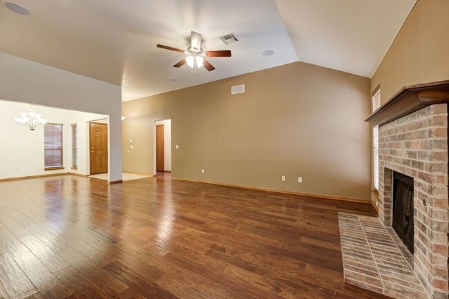 Building Photo - Amazing 4BD/3BTH home with a 3 car garage ...