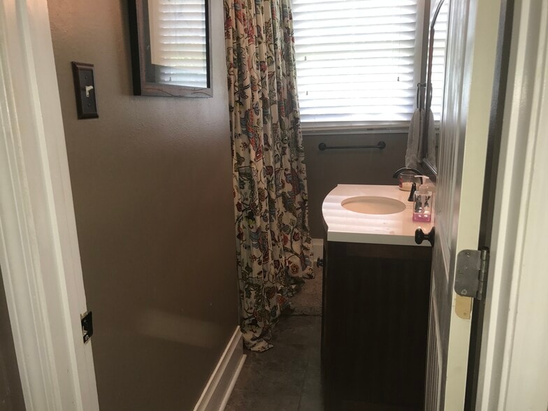 Hall bath with shower/tub - 17587 Old Covington Hwy