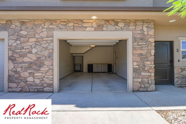 Building Photo - Lovely townhome with Community Pool!