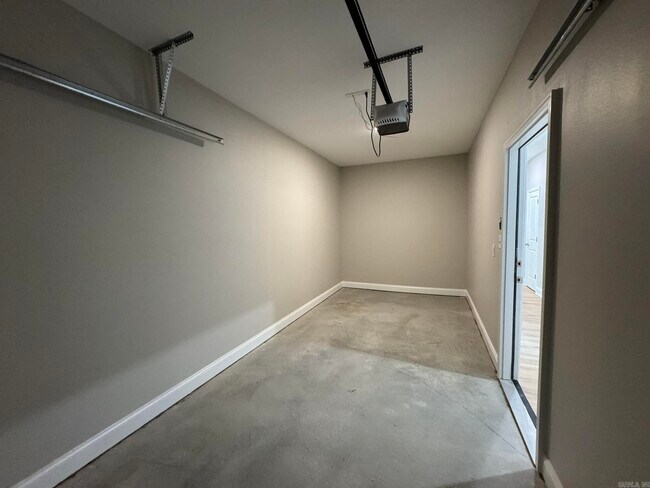 Building Photo - 219 N Elm St