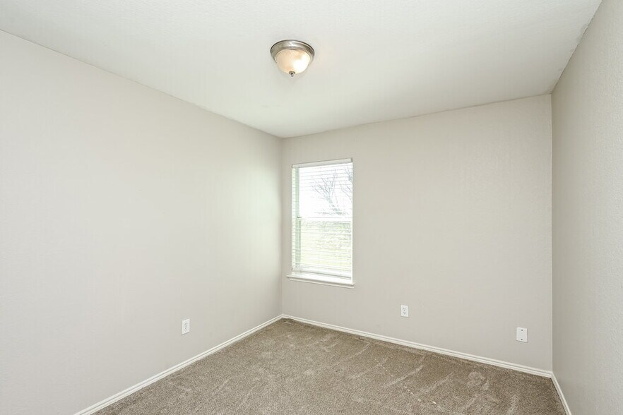 Building Photo - 1424 Pine Ln