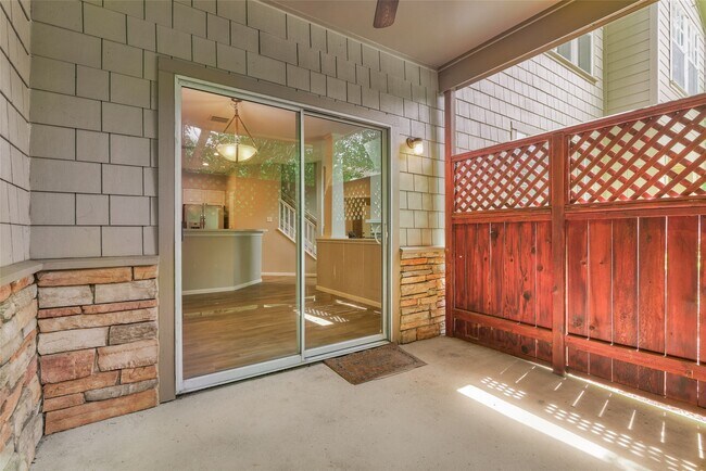 Building Photo - 25 Scarlet Woods Ct