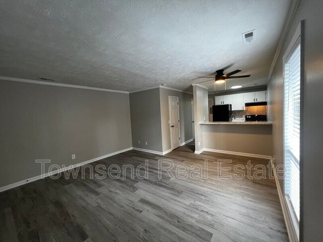 Building Photo - 5850 Century Oaks Dr