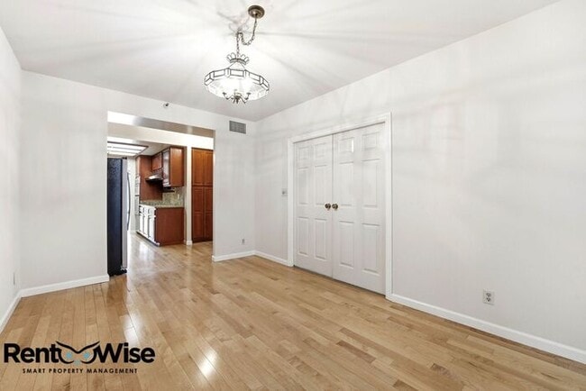 Building Photo - 555 Laurel Ave