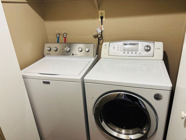Building Photo - Bright 2 BR Carter Park Living with Fireplace, Carport, and Tons of Storage!