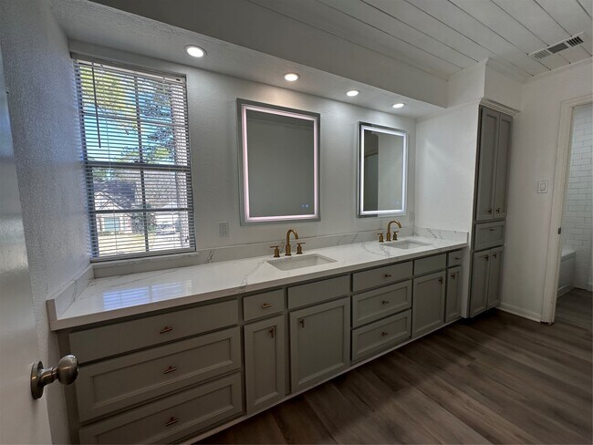 Building Photo - 17707 Moss Point Dr