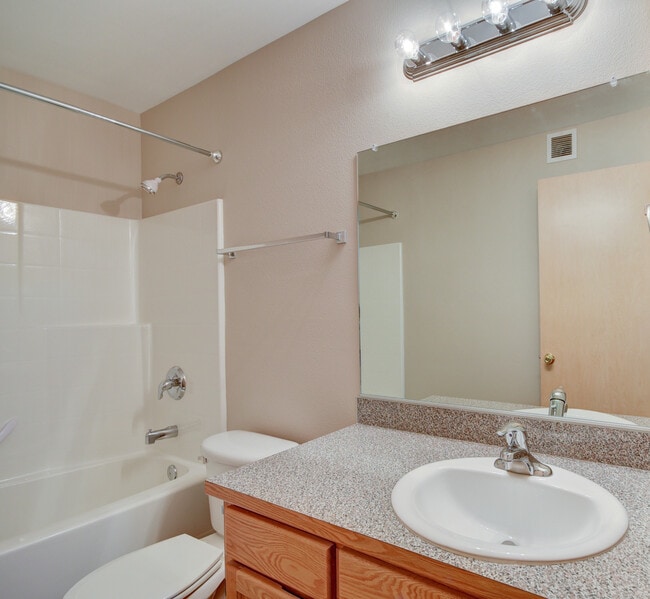 Building Photo - Two Bedroom Condo in Summerwind *$200 off ...