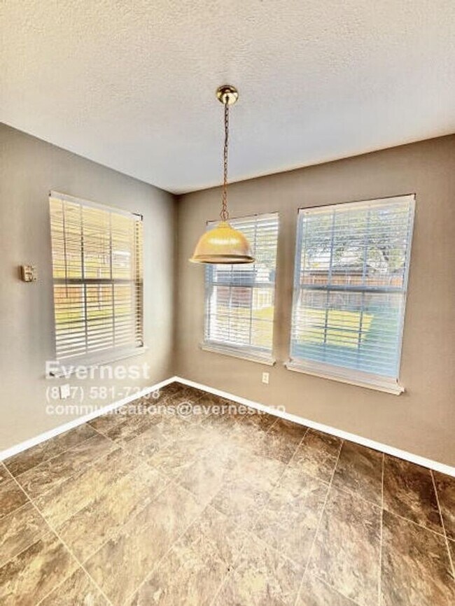 Building Photo - Spacious 3-Bedroom Home with Fenced Yard a...