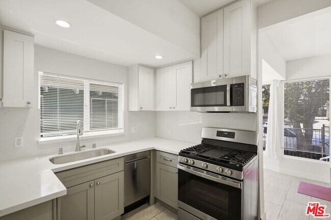 Building Photo - 2910 S Budlong Ave