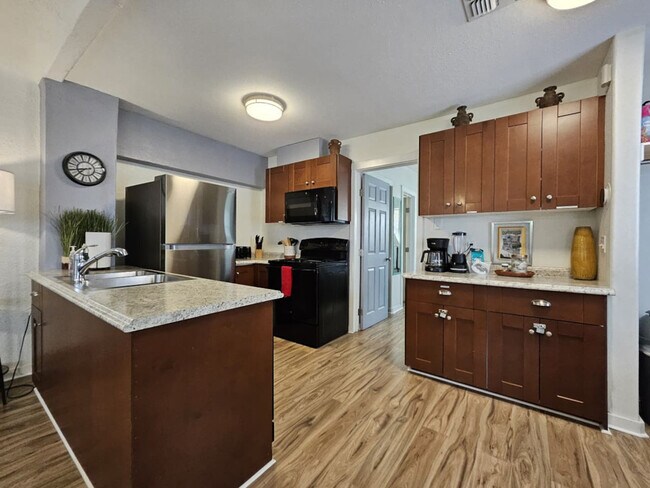 Building Photo - 324 N 13th Pl