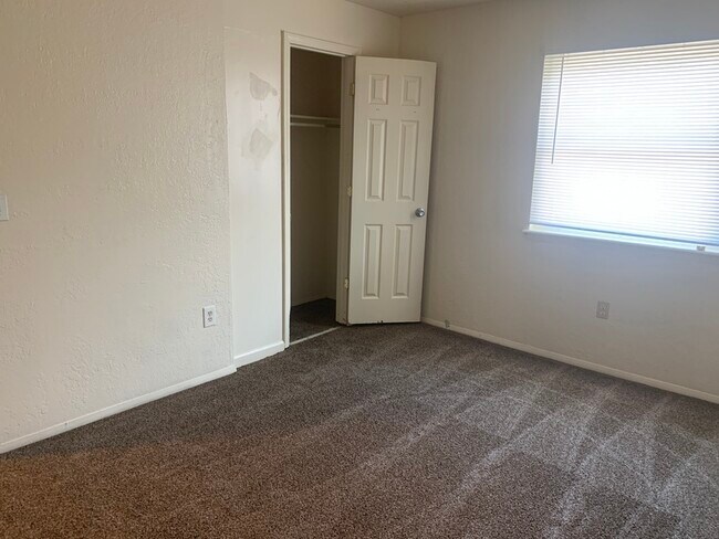 Building Photo - 4811 S Jackson Ave