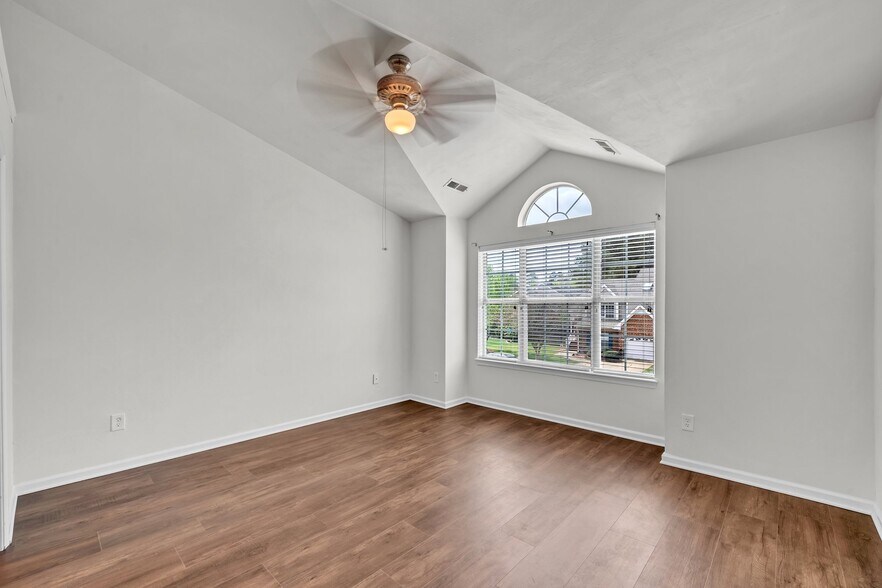 Building Photo - 518 S Lake Cir