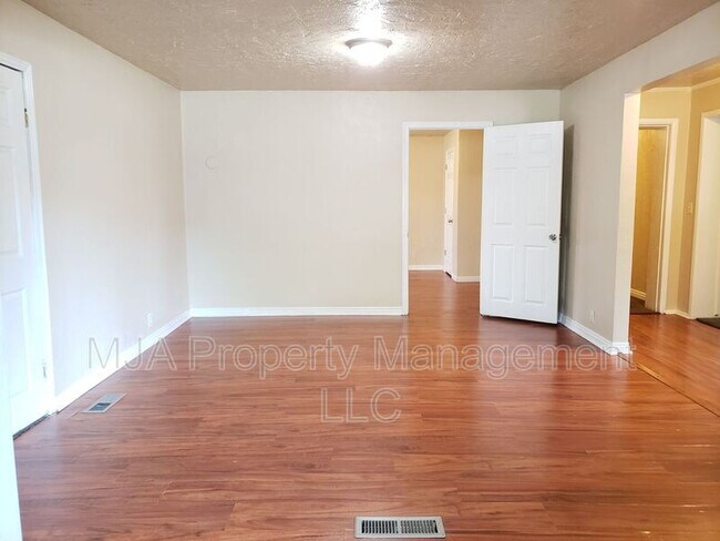 Building Photo - 352 Hampton Ave S