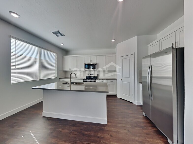 Building Photo - 17151 W Townley Ave