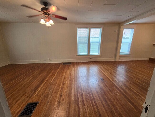 Building Photo - South Hill Home!! Available Now!