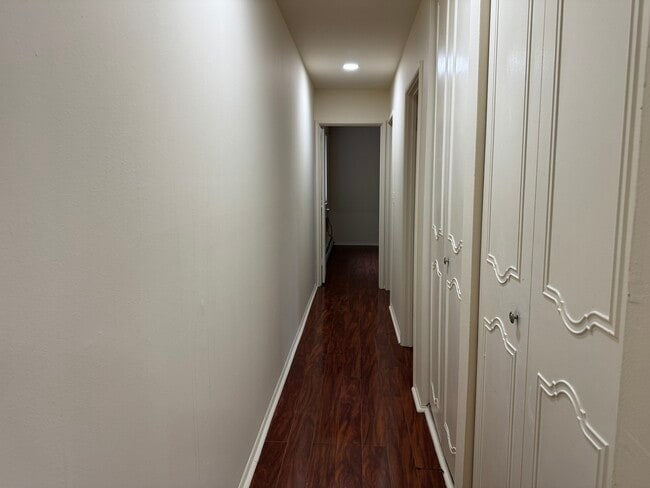 Building Photo - 7320 N Rogers Ave