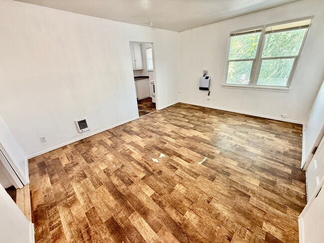 Building Photo - 1-Bedroom Apartment Move-in READY!