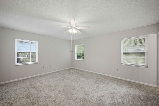 Building Photo - ???? Spacious 3-Bedroom Rental on .39 Acres in Desirable SE Ocala!
