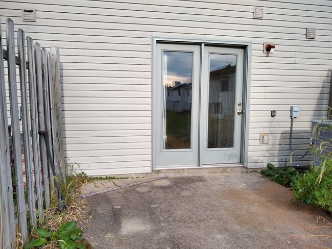 Building Photo - 2 bedroom Townhome: Oaklawn Park!