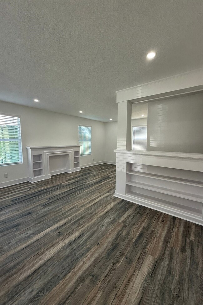 Building Photo - 705 Stanford St