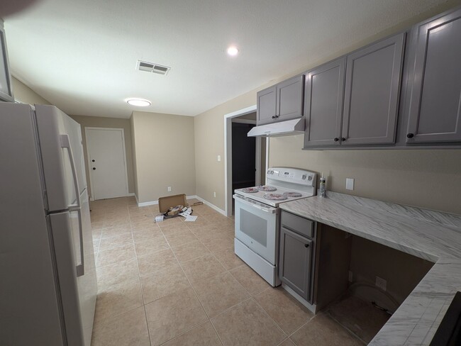 Building Photo - Crystal River 3/2/1 located near US 19 and...