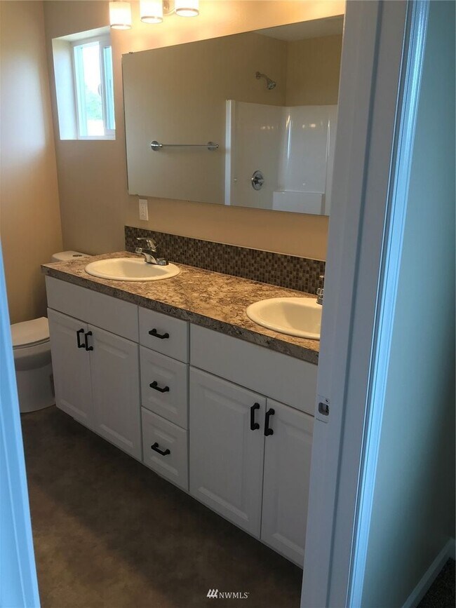 Building Photo - Conveniently Located Eastgate Home with Garage