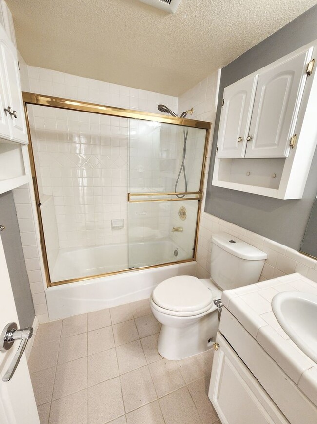 Building Photo - Spacious 3 bedroom condo