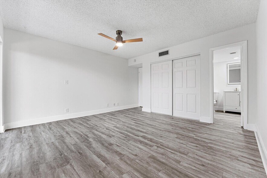 Building Photo - 200 Jacaranda Dr