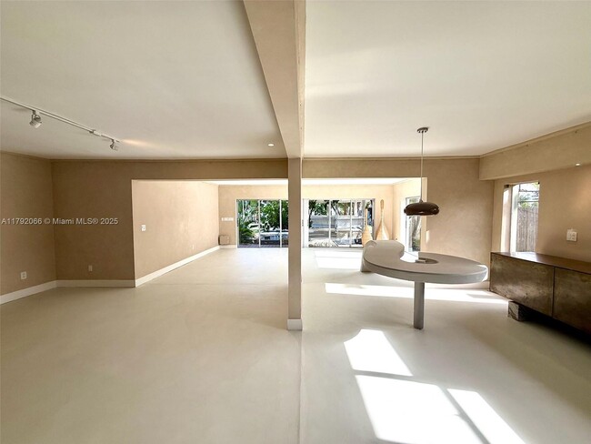 Building Photo - 900 S Shore Dr