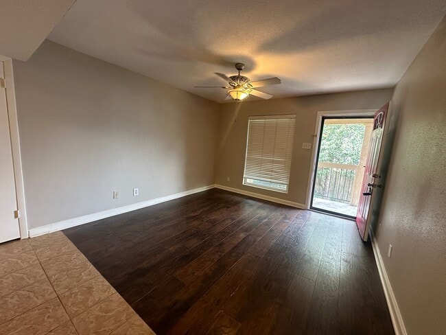 Building Photo - For Lease | 2 Bed, 2 Bath |863 Sq Ft | Wim...