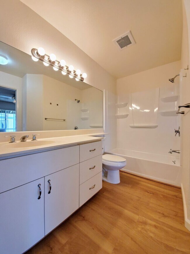 Building Photo - For Rent | 1 bedroom, 1 bath upstairs corner unit located in Sun Rise with 1 assigned parking stall