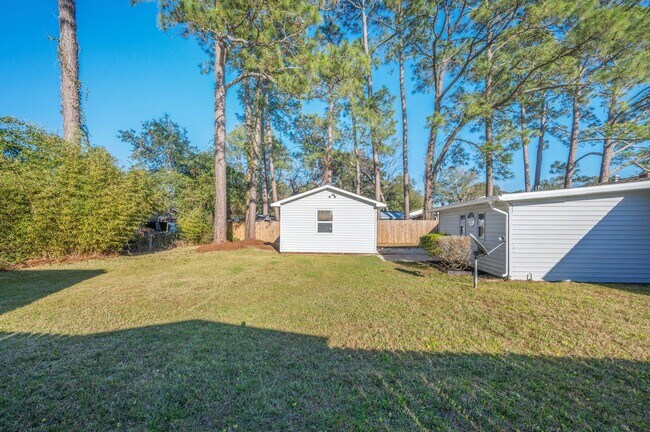 Building Photo - 3 bedroom in Mary Esther Heights!