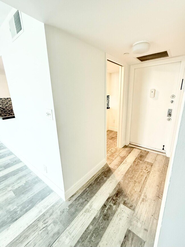 Building Photo - 1150 Hillsboro Mile