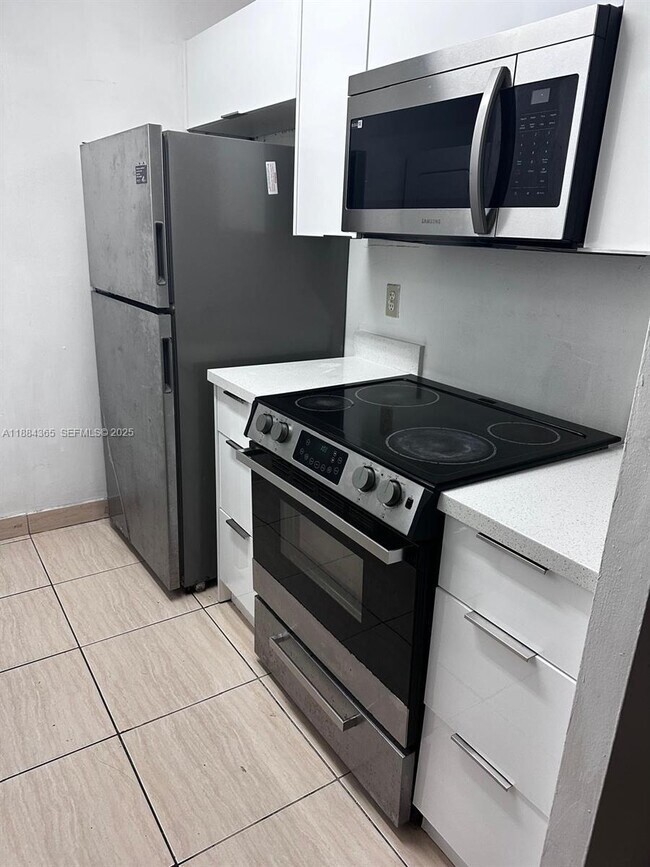 Building Photo - 10124 Twin Lakes Dr