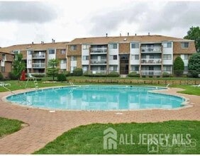 Building Photo - 802 Edison Glen Terrace