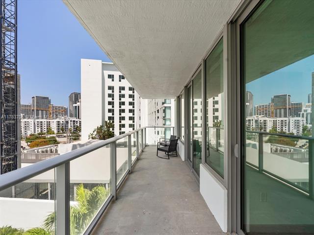 Building Photo - 1600 SW 1st Ave