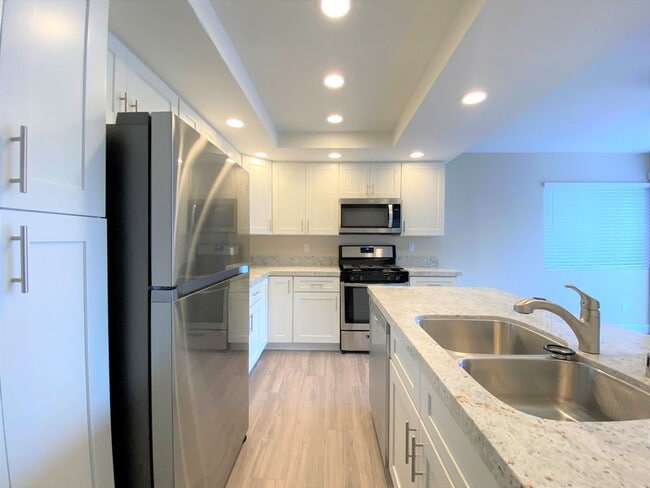 Building Photo - REMODELED Condo in Melrose Park!