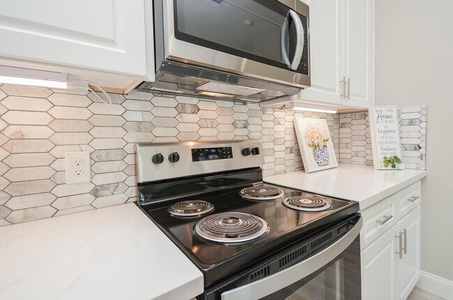 Building Photo - 147 S 66th St