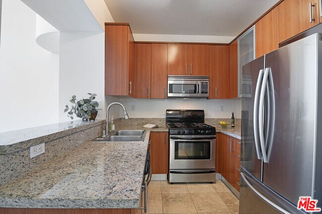 Building Photo - 620 S Gramercy Pl