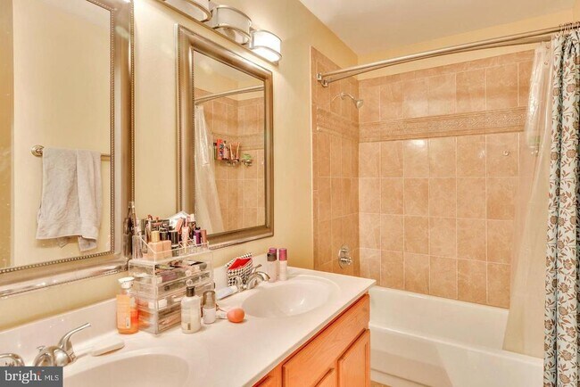 Building Photo - 2507 Glenlawn Pl