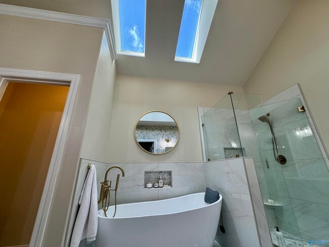 Building Photo - 1024 Split Rock Cove