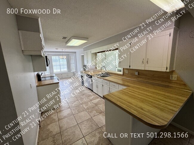 Building Photo - 800 Foxwood Dr