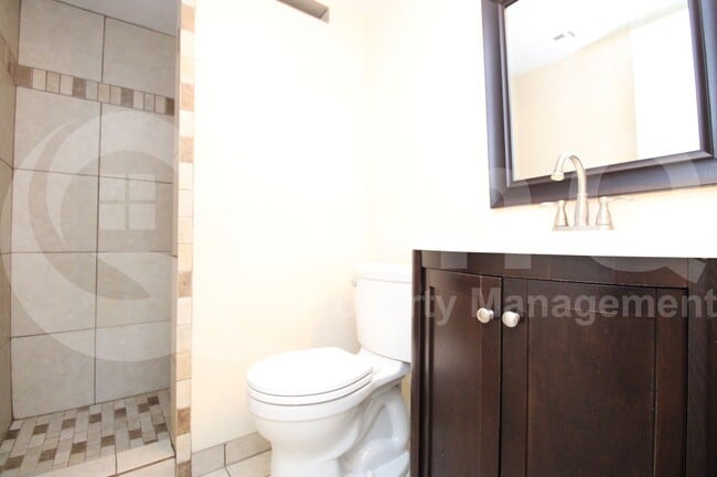 Building Photo - 928 E Diamond Dr