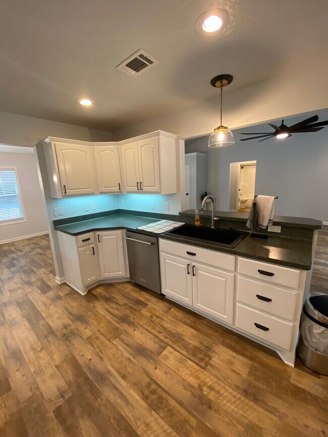 Building Photo - 6 Hendaye Ln