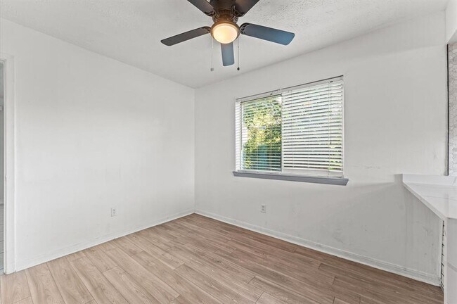 Building Photo - 13930 New Village Ln