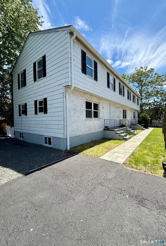 Building Photo - 10 Elmwood St