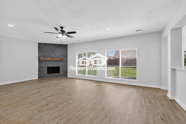 Building Photo - MOVE IN READY Denton Home