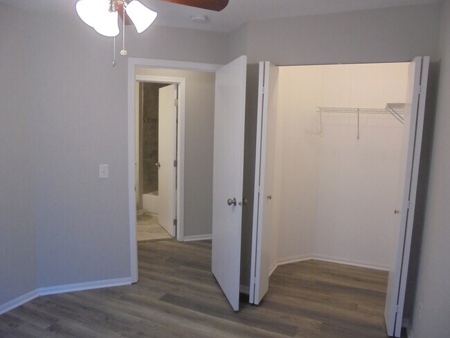 Building Photo - 1847 Grandview Pl