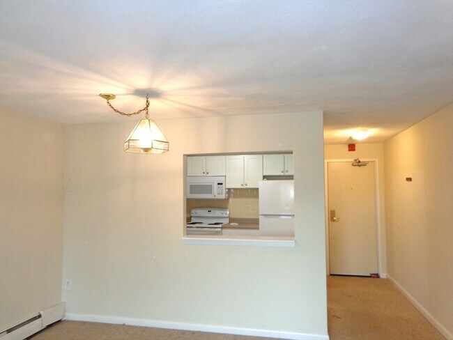 Building Photo - 32 Whites Ave